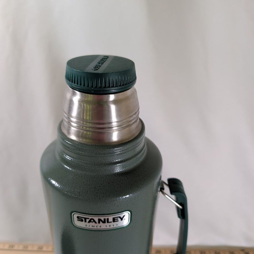 Stanley Classic Vacuum Bottle 2 Qt 1.9L Green Thermos Insulated Flask - Picture 2 of 5